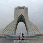 Монумент свободы в Тегеране.